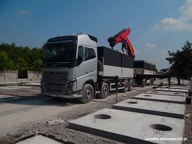 Załadunek szamba betonowego na HDS - montaż i dostawa zbiorników w Rydzyna